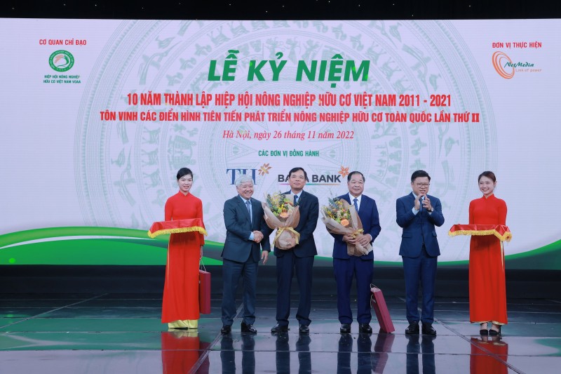 Nguyên Bộ trưởng Bộ NN&PTNT Nguyễn Xuân Cường (thứ 3 từ trái sang) và TSKH. Hà Phúc Mịch, Chủ tịch VOAA (thứ 4 từ trái sang) nhận kỷ niệm chương vì những đóng góp to lớn cho sự phát triển của NNHC Việt Nam.