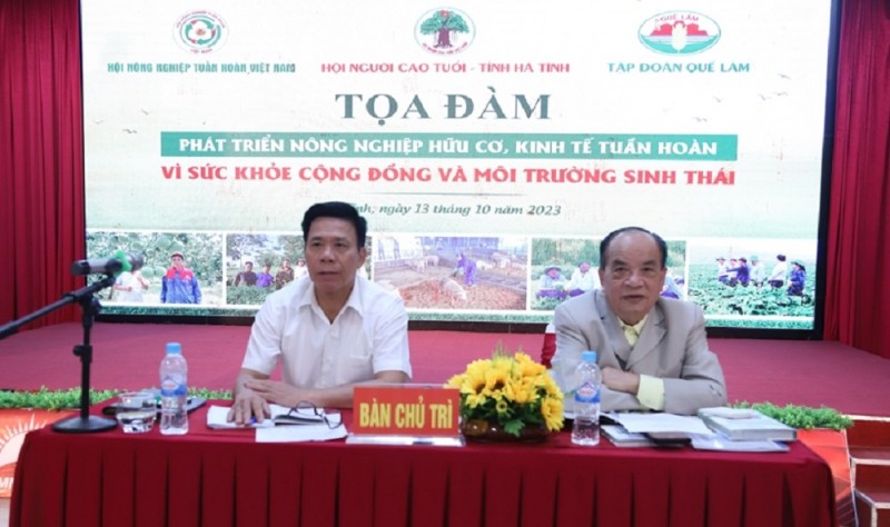  Ông Nguyễn Hồng Lam - Chủ tịch HĐQT Công ty CP Tập đoàn Quế Lâm (bên phải) và ông Dương Xuân Hòa - Phó Chủ tịch Hội Người cao tuổi tỉnh chủ trì toạ đàm.
