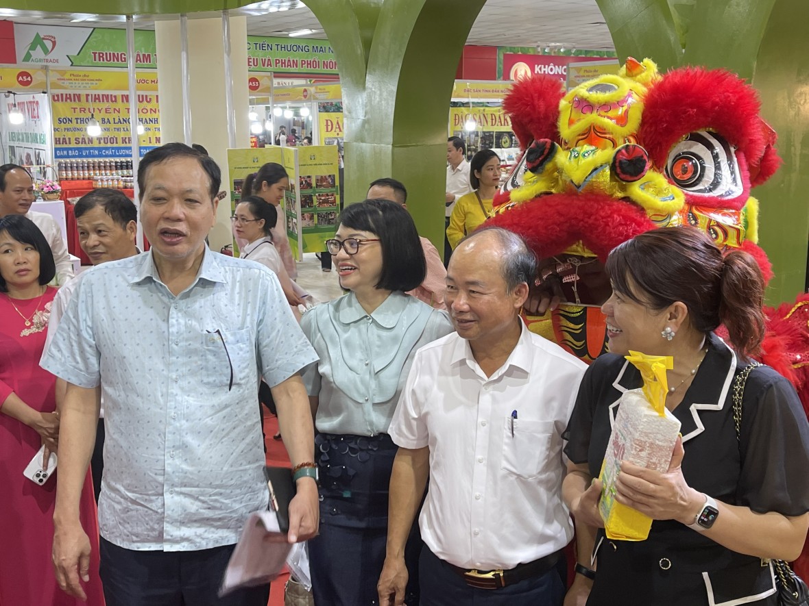 Phiên chợ nông sản, đặc sản vùng miền: Hàng Việt chinh phục người Việt Phiên chợ nông sản, đặc sản vùng miền: Hàng Việt chinh phục người Việt