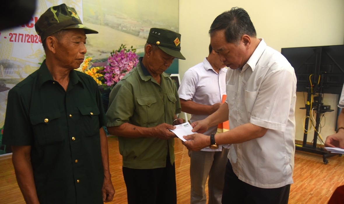 Tạp chí Hữu cơ Việt Nam tri ân gia đình chính sách xã Xuân Quang, huyện Chiêm Hóa Tạp chí Hữu cơ Việt Nam tri ân gia đình chính sách xã Xuân Quang, huyện Chiêm Hóa