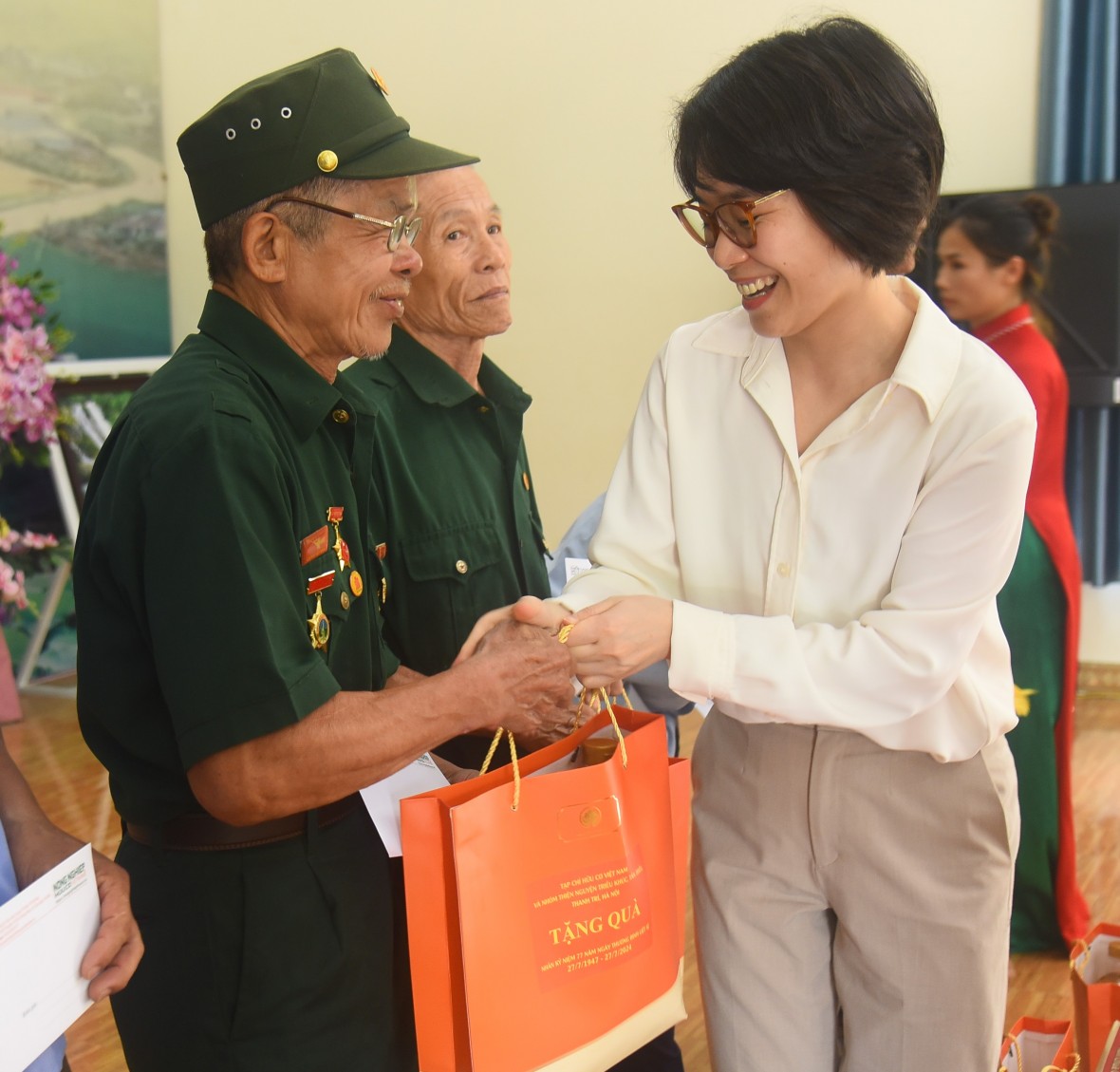 Tạp chí Hữu cơ Việt Nam tri ân gia đình chính sách xã Xuân Quang, huyện Chiêm Hóa Tạp chí Hữu cơ Việt Nam tri ân gia đình chính sách xã Xuân Quang, huyện Chiêm Hóa