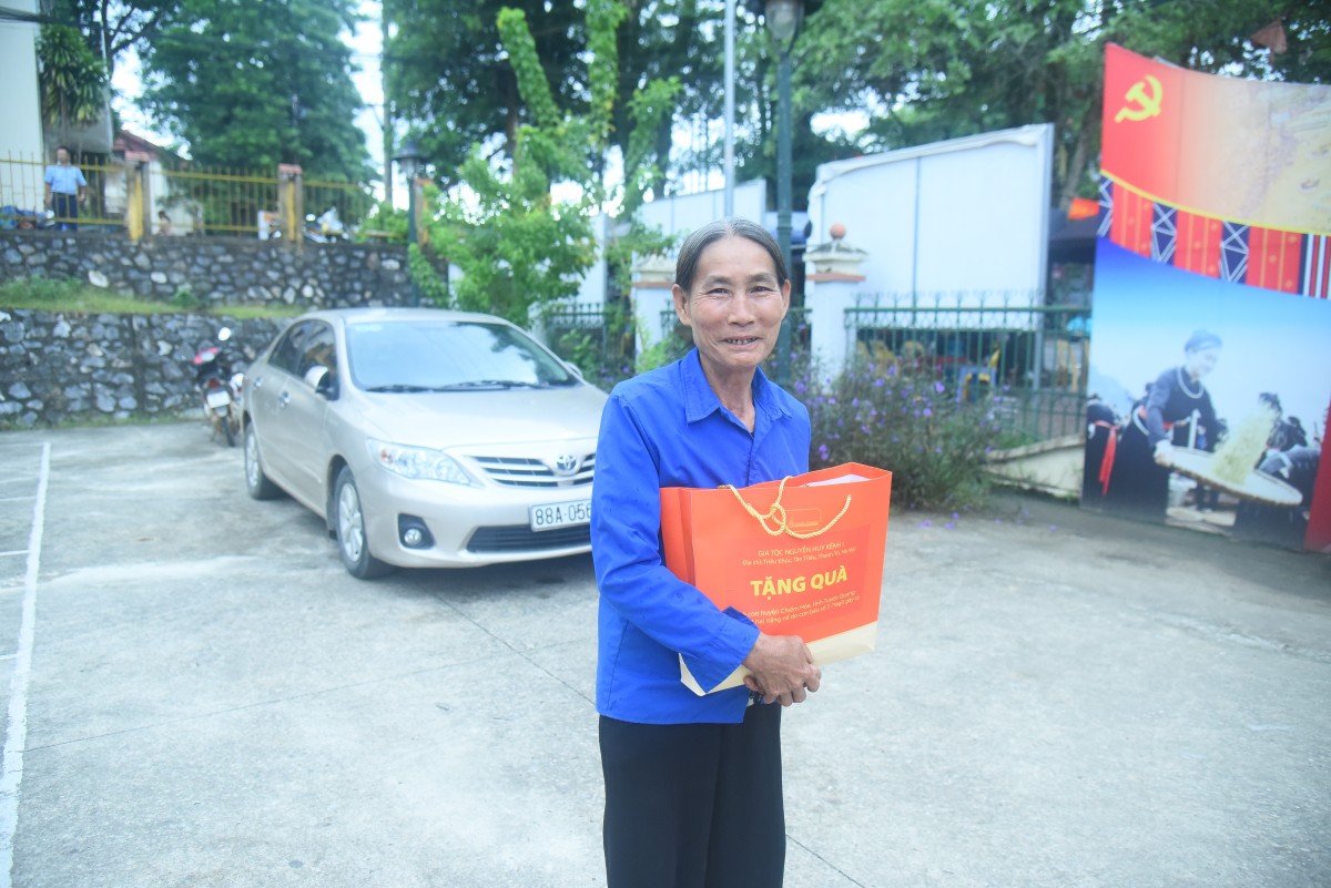Chung tay chia sẻ khó khăn với người dân Chiêm Hoá bị thiệt hại do cơn bão số 3 Chung tay chia sẻ khó khăn với người dân Chiêm Hoá bị thiệt hại do cơn bão số 3