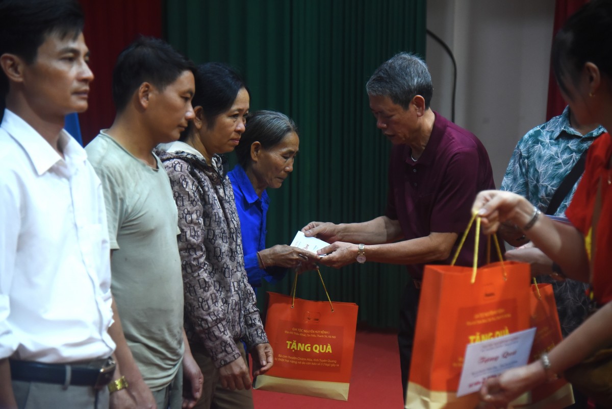 Chung tay chia sẻ khó khăn với người dân Chiêm Hoá bị thiệt hại do cơn bão số 3 Chung tay chia sẻ khó khăn với người dân Chiêm Hoá bị thiệt hại do cơn bão số 3