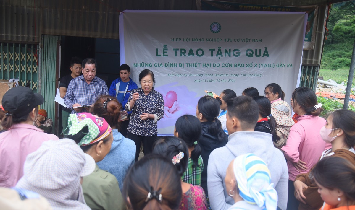 2.000 con gà giống đến với bà con xã Lương Thông sau bão số 3 2.000 con gà giống đến với bà con xã Lương Thông sau bão số 3