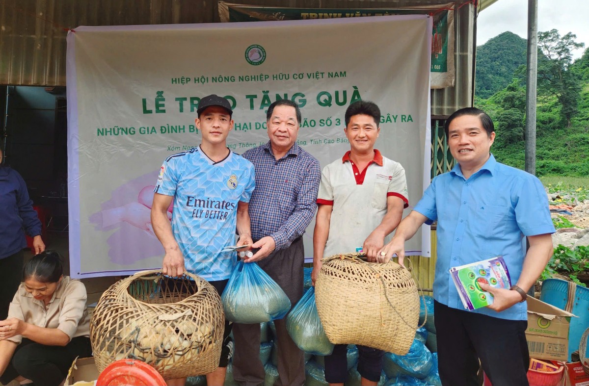 2.000 con gà giống đến với bà con xã Lương Thông sau bão số 3 2.000 con gà giống đến với bà con xã Lương Thông sau bão số 3