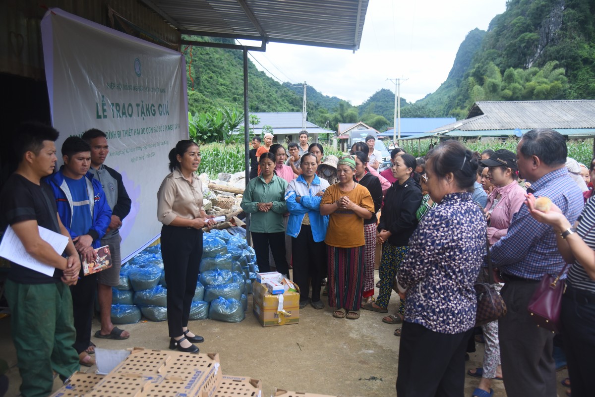 2.000 con gà giống đến với bà con xã Lương Thông sau bão số 3 2.000 con gà giống đến với bà con xã Lương Thông sau bão số 3