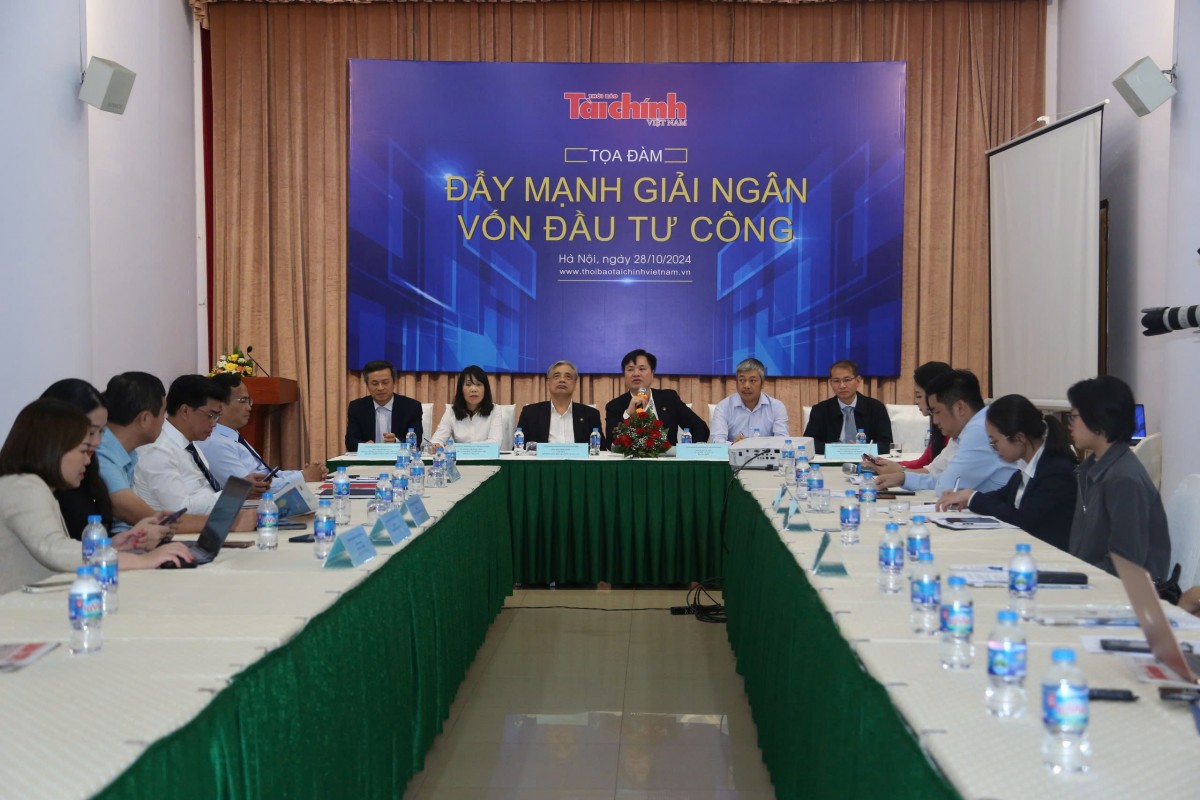 Các diễn giả trao đổi, thảo luận tại Tọa đàm.