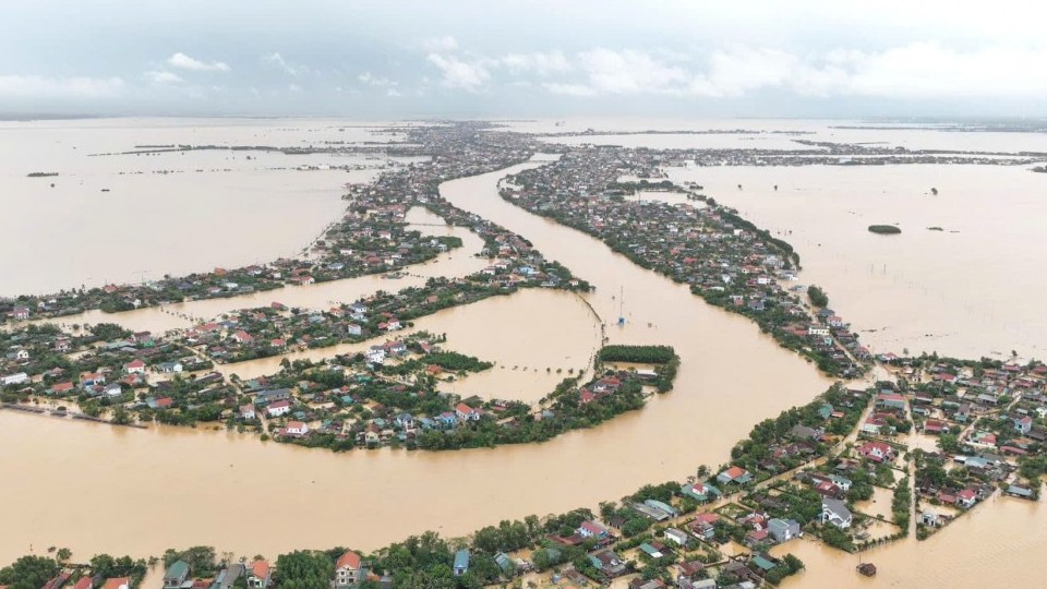 Mưa lũ khiến gần 33 nghìn nhà dân bị ngập sâu trong biển nước ở Quảng Bình