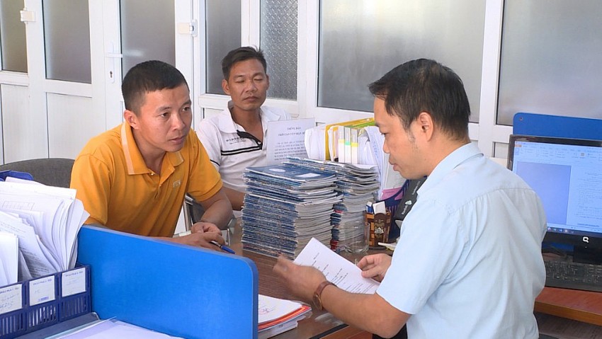 Người dân hoàn thiện các thủ tục hành chính cho tàu cá trước khi ra khơi. Ảnh: Cổng TTDT Quảng Ninh