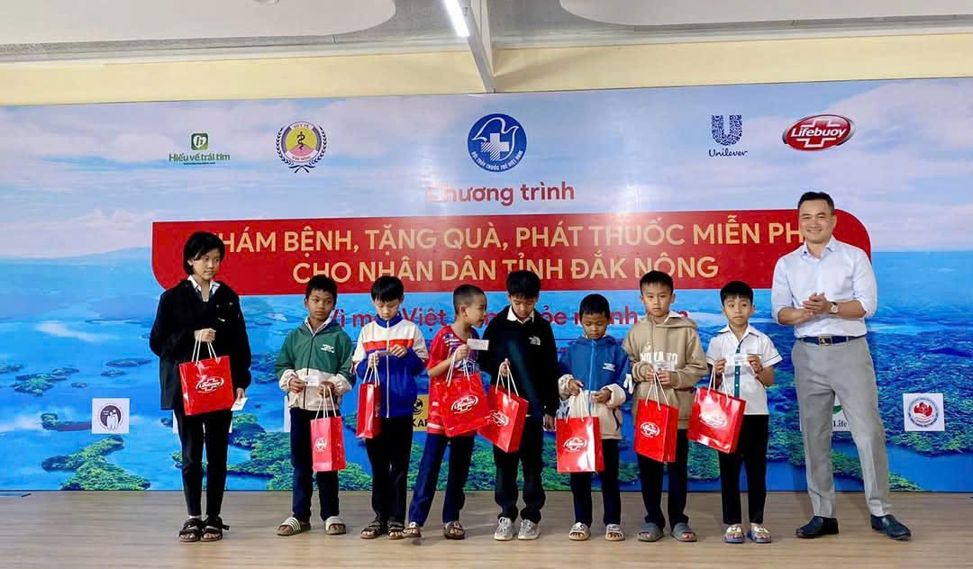 Đắk Nông: Khám bệnh, tặng quà, phát thuốc miễn phí cho người dân Đắk Nông: Khám bệnh, tặng quà, phát thuốc miễn phí cho người dân