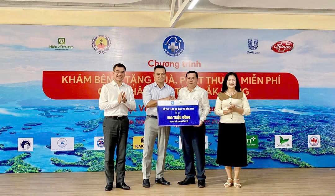 Đắk Nông: Khám bệnh, tặng quà, phát thuốc miễn phí cho người dân Đắk Nông: Khám bệnh, tặng quà, phát thuốc miễn phí cho người dân