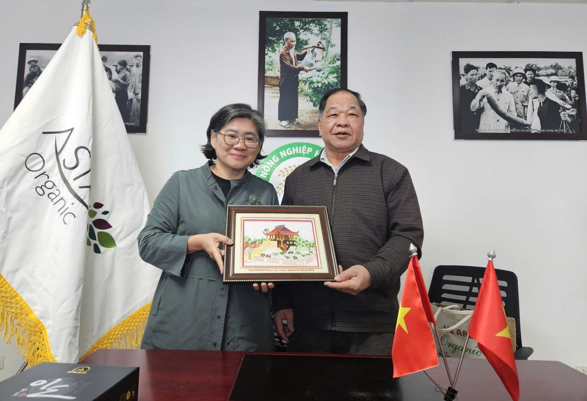 TSKH. Hà Phúc Mịch, Chủ tịch Hiệp hội Nông nghiệp Hữu cơ Việt Nam tặng hình ảnh Chùa Một Cột, một biểu tượng văn hóa độc đáo của Việt Nam cho bà Jennifer Chang, Giám đốc điều hành IFOAM châu Á. TSKH. Hà Phúc Mịch, Chủ tịch Hiệp hội Nông nghiệp Hữu cơ Việt Nam tặng hình ảnh Chùa Một Cột, một biểu tượng văn hóa độc đáo của Việt Nam cho bà Jennifer Chang, Giám đốc điều hành IFOAM châu Á.