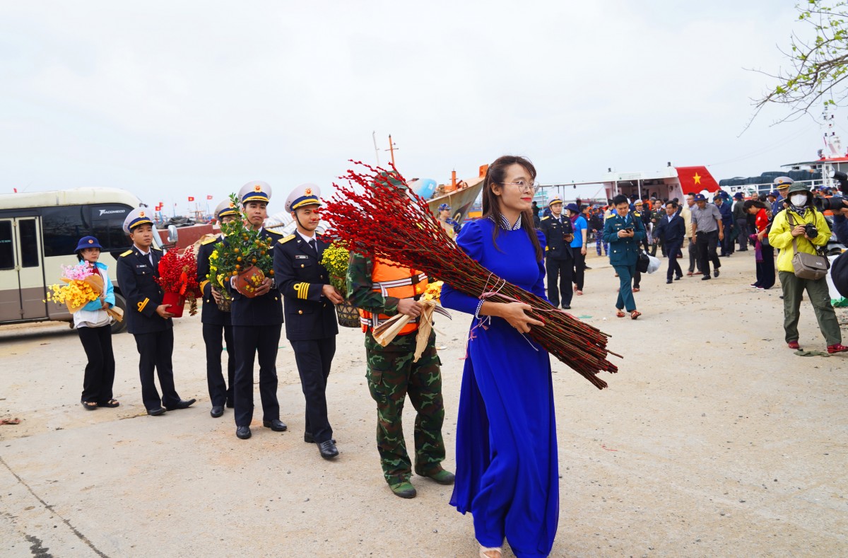 Chuyến hải trình mang Tết ra biển đảo: Ấm tình quân dân Chuyến hải trình mang Tết ra biển đảo: Ấm tình quân dân
