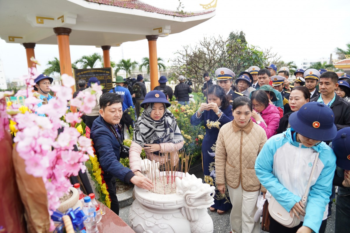 Chuyến hải trình mang Tết ra biển đảo: Ấm tình quân dân Chuyến hải trình mang Tết ra biển đảo: Ấm tình quân dân