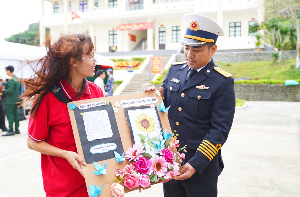 Chuyến hải trình mang Tết ra biển đảo: Ấm tình quân dân Chuyến hải trình mang Tết ra biển đảo: Ấm tình quân dân