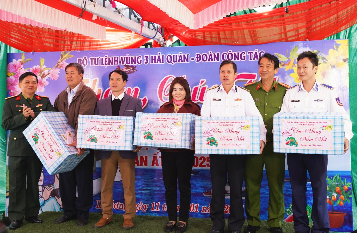 Chuyến hải trình mang Tết ra biển đảo: Ấm tình quân dân Chuyến hải trình mang Tết ra biển đảo: Ấm tình quân dân
