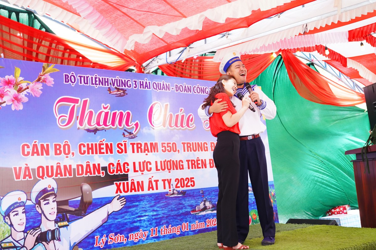 Chuyến hải trình mang Tết ra biển đảo: Ấm tình quân dân Chuyến hải trình mang Tết ra biển đảo: Ấm tình quân dân