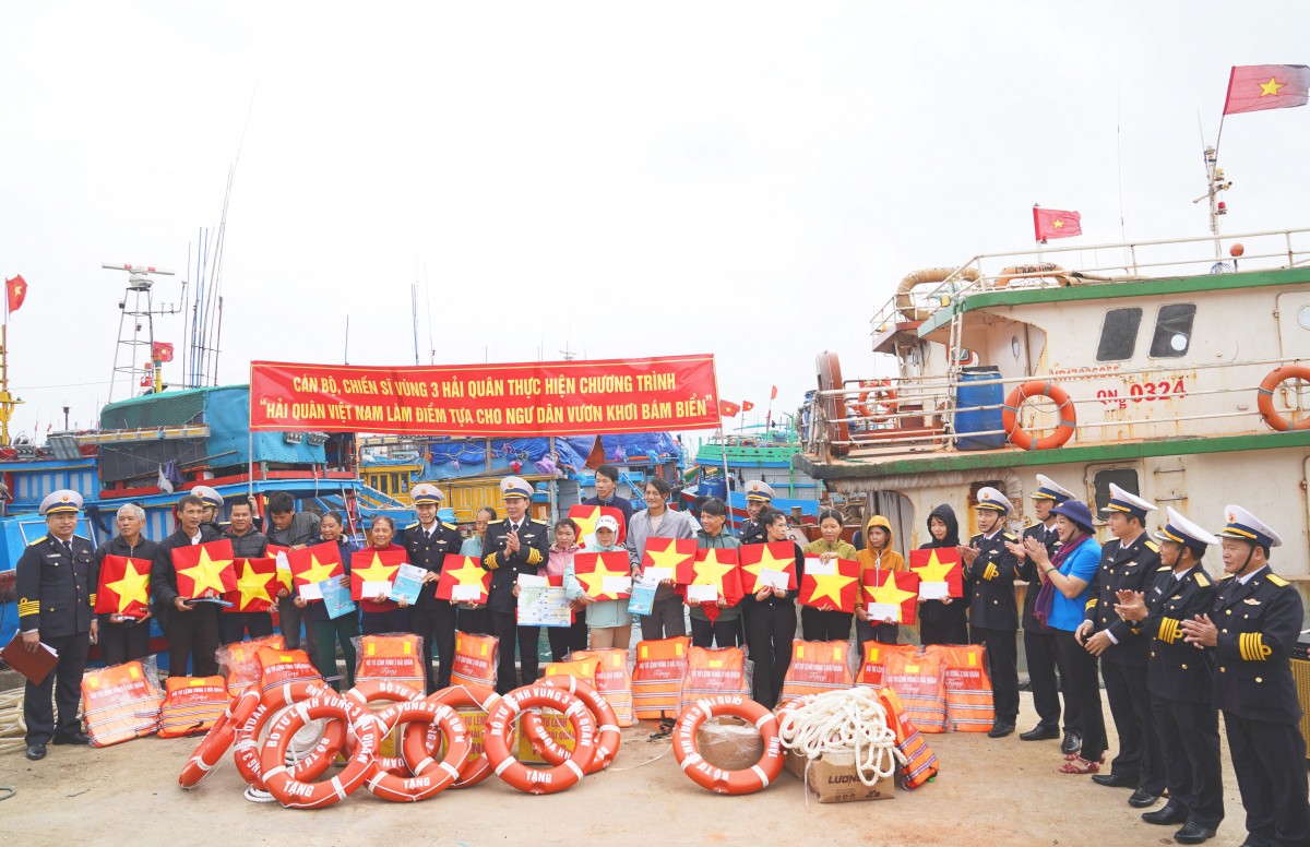 Chuyến hải trình mang Tết ra biển đảo: Ấm tình quân dân Chuyến hải trình mang Tết ra biển đảo: Ấm tình quân dân