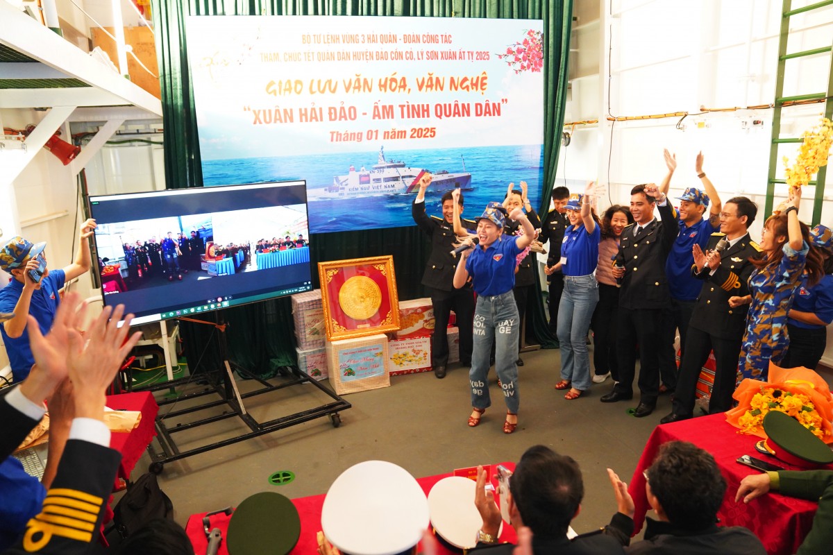 Chuyến hải trình mang Tết ra biển đảo: Ấm tình quân dân Chuyến hải trình mang Tết ra biển đảo: Ấm tình quân dân