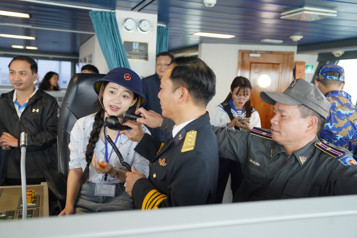 Chuyến hải trình mang Tết ra biển đảo: Ấm tình quân dân Chuyến hải trình mang Tết ra biển đảo: Ấm tình quân dân