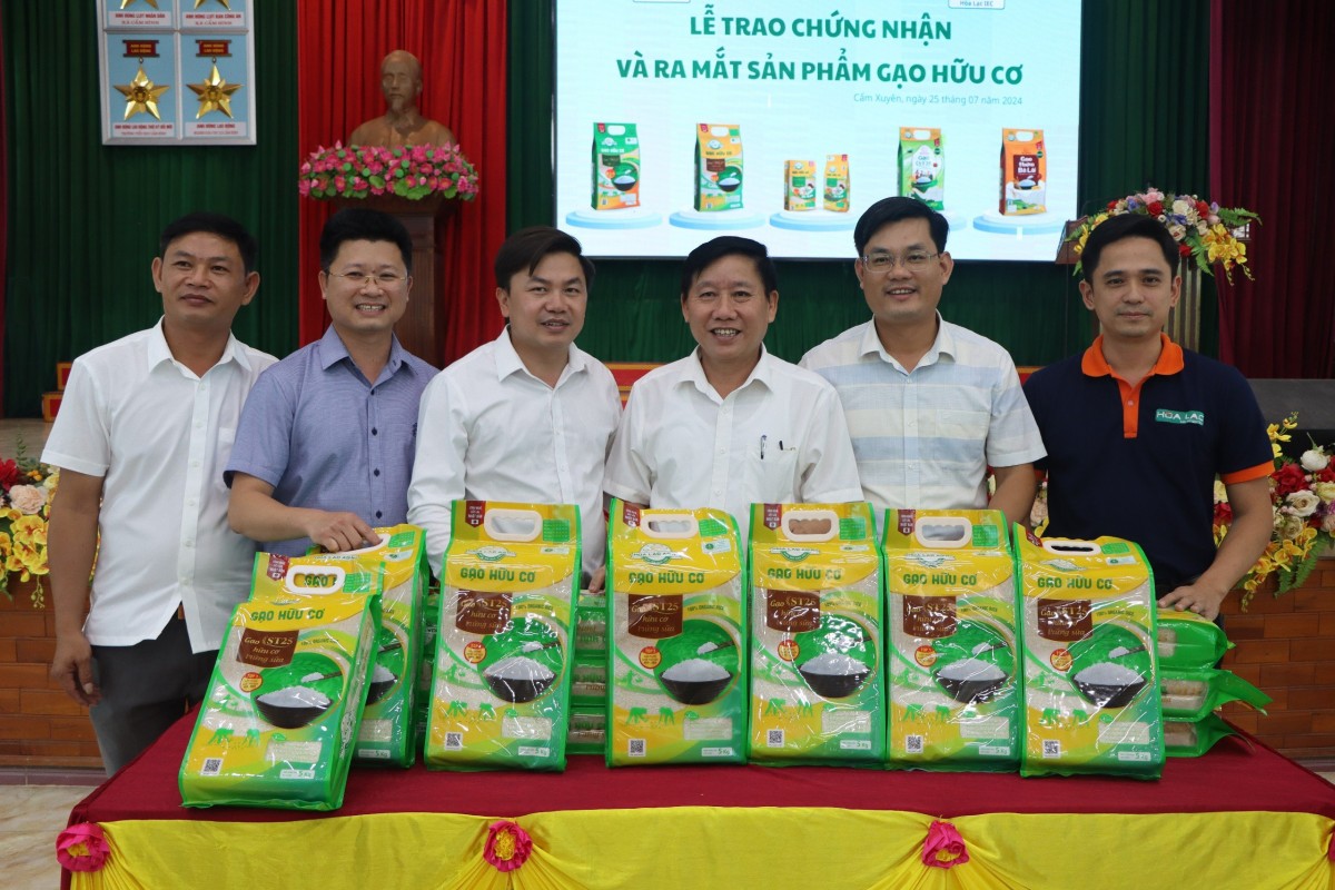 Sản phẩm lúa gạo của mô hình sản xuất lúa theo tiêu chuẩn hữu cơ do Trung tâm khuyến nông triển khai tại xã Cẩm Bình, huyện Cẩm Xuyên  đã được cấp chứng nhận đạt tiêu chuẩn hữu cơ.