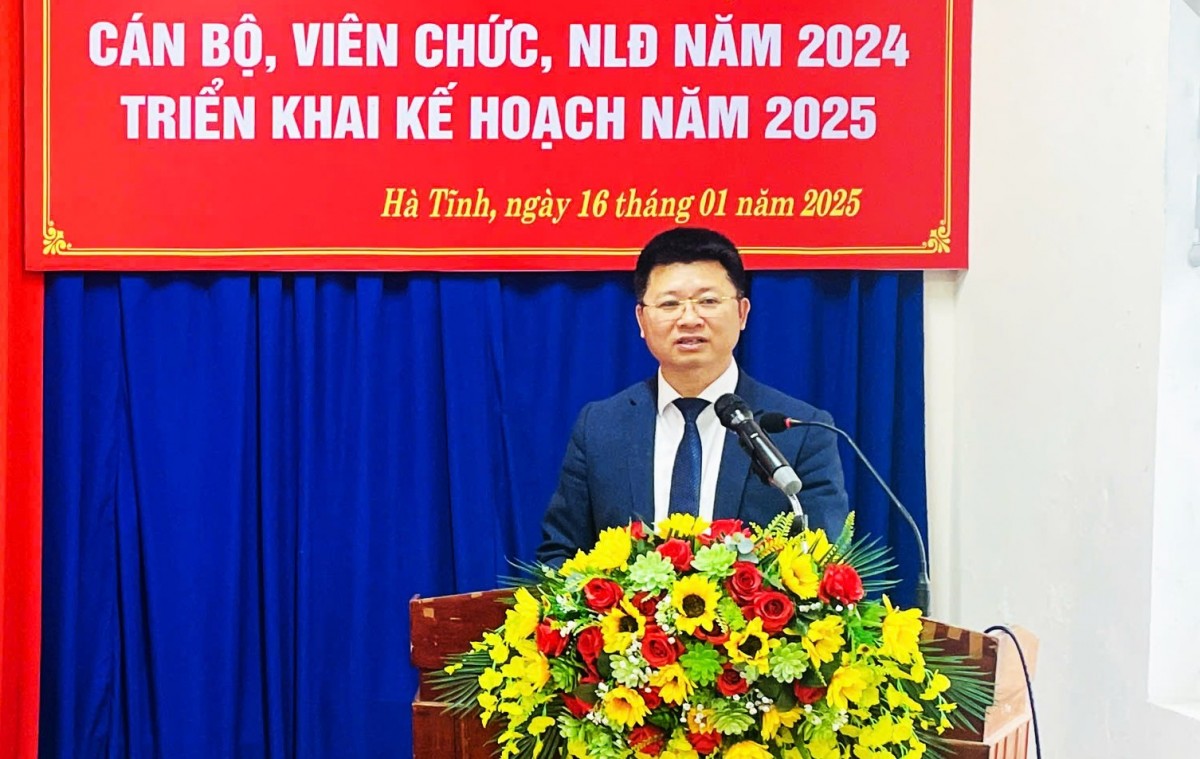 Ông Nguyễn Hữu Ngọc - Giám đốc Trung tâm Khuyến nông phát biểu khai mạc hội nghị.