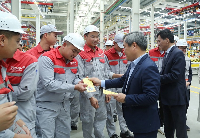 Bí thư Tỉnh ủy lì xì cho công nhân, người lao động nhà máy đầu năm mới.