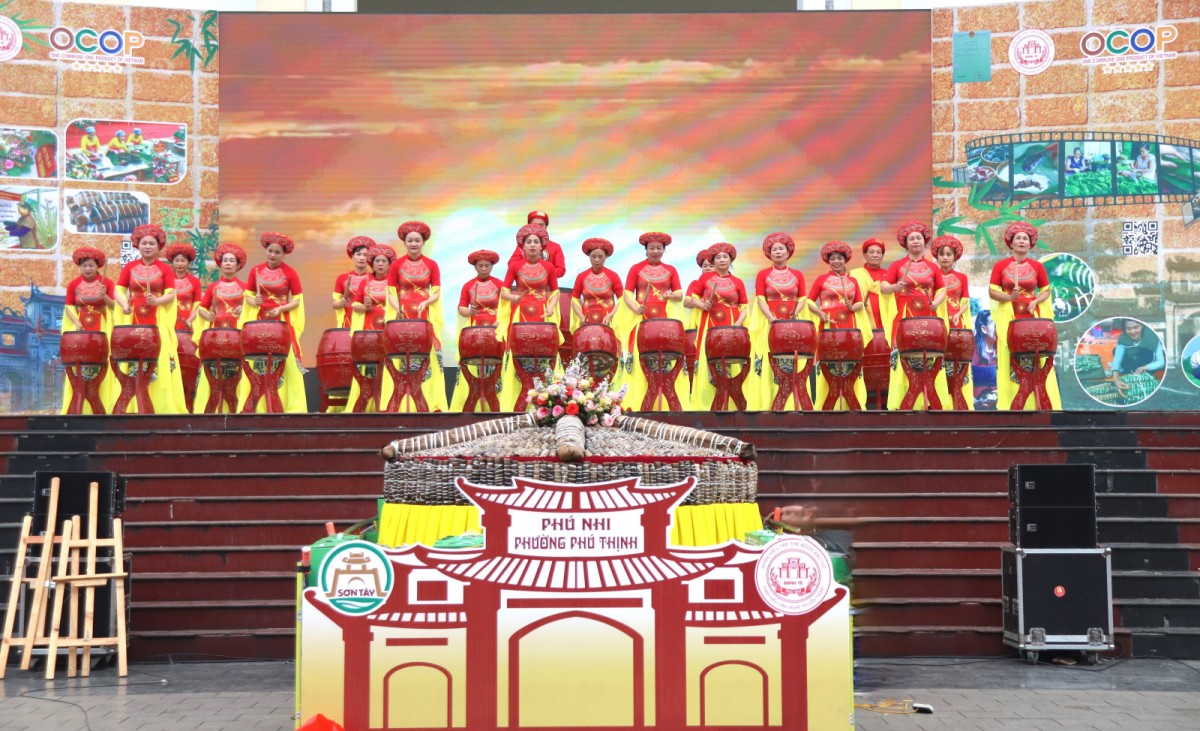 Màn biểu diễn trống hội khai mạc hội thi. Màn biểu diễn trống hội khai mạc hội thi.