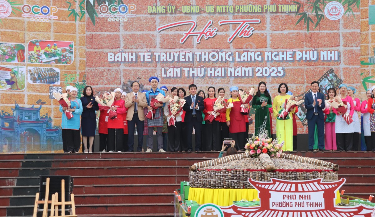 Lãnh đạo thị xã Sơn Tây và phường Phú Thịnh tặng hoa cho các đội thi. Lãnh đạo thị xã Sơn Tây và phường Phú Thịnh tặng hoa cho các đội thi.