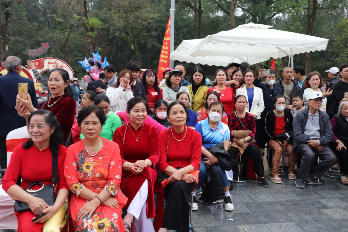 Các đại biểu và đông đảo nhân dân trên địa bàn tham dự hội thi Các đại biểu và đông đảo nhân dân trên địa bàn tham dự hội thi