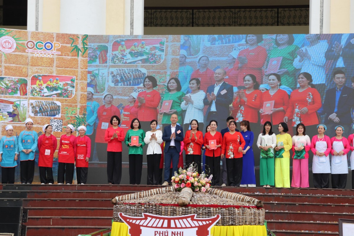 Độc đáo Hội thi bánh tẻ truyền thống làng nghề Phú Nhi