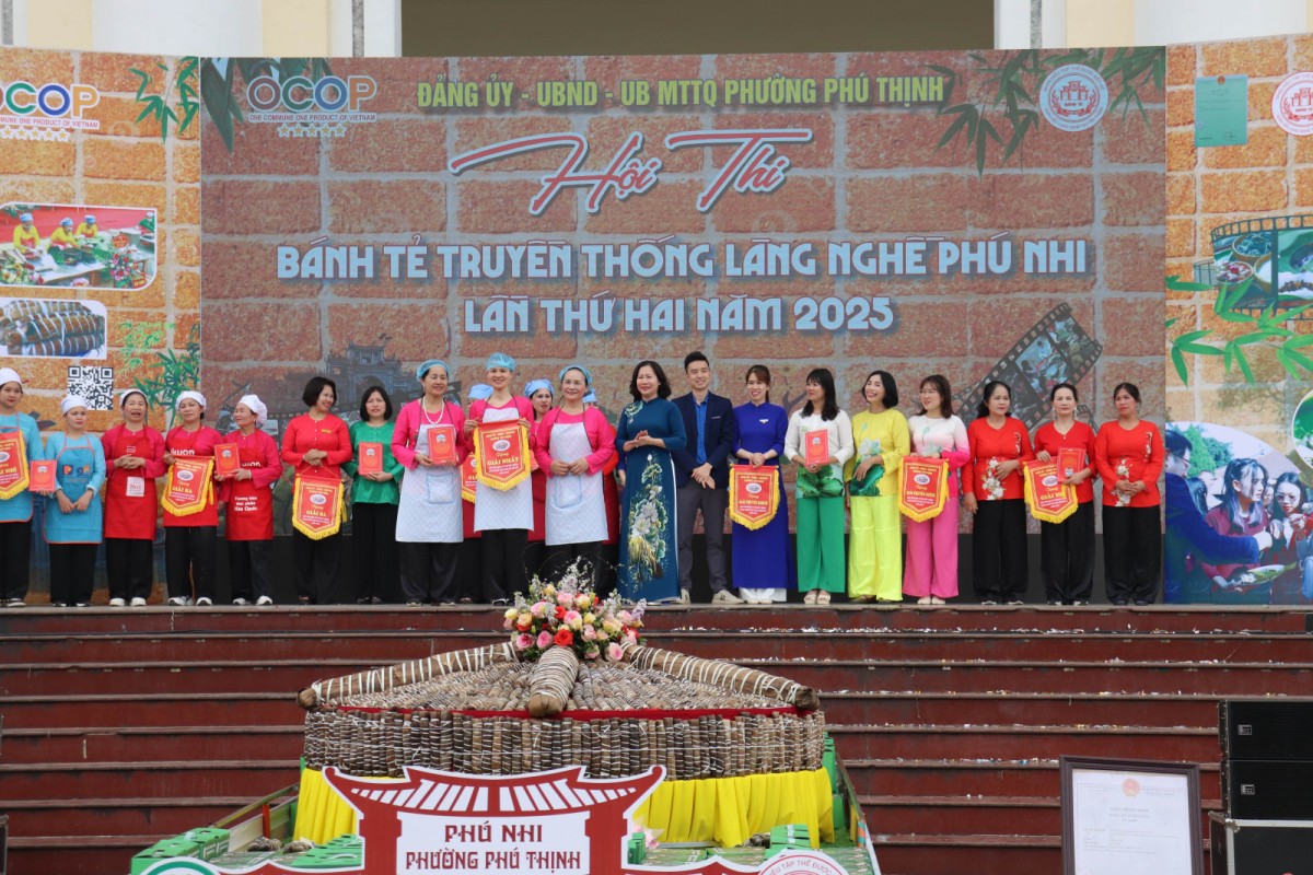 Lãnh đạo thị xã Sơn Tây và phường Phú Thịnh trao các Giải Khuyến khích, giải Ba, giải Nhì, giải Nhất và các giải phụ cho các đội thi. Lãnh đạo thị xã Sơn Tây và phường Phú Thịnh trao các Giải Khuyến khích, giải Ba, giải Nhì, giải Nhất và các giải phụ cho các đội thi.
