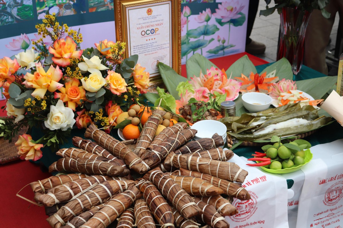Mâm bánh đạt Giải Nhất của Hội thi bánh tẻ truyền thống làng nghề Phú Nhi thuộc về đội Phú Nhi 2. Mâm bánh đạt Giải Nhất của Hội thi bánh tẻ truyền thống làng nghề Phú Nhi thuộc về đội Phú Nhi 2.