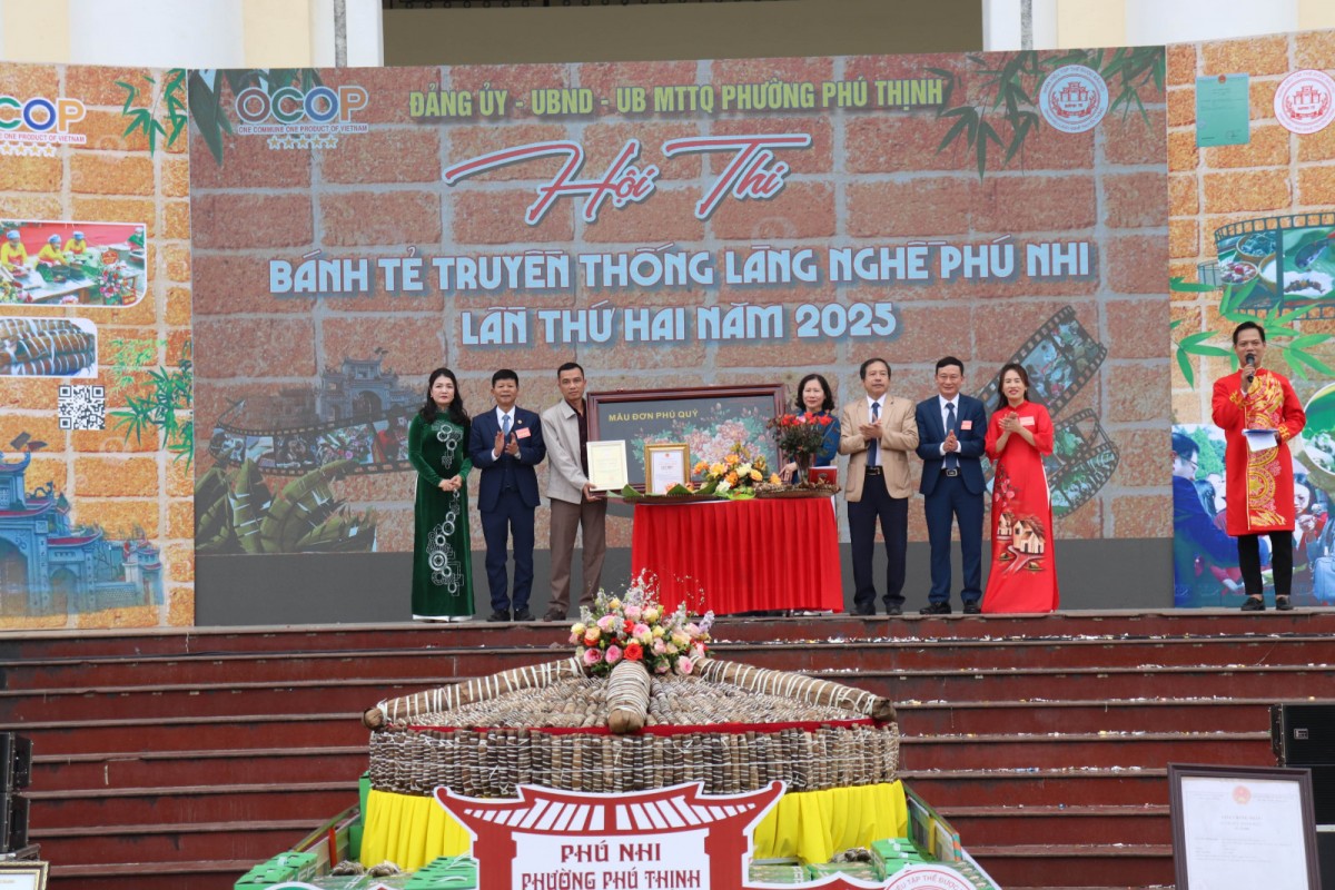 Ban tổ chức trao chứng nhận và tặng phẩm cho anh Nguyễn Tuấn Anh, người đã đấu giá thành công mâm bánh đạt giải Nhất và chiếc bánh khổng lồ với số tiền 40 triệu đồng. Ban tổ chức trao chứng nhận và tặng phẩm cho anh Nguyễn Tuấn Anh, người đã đấu giá thành công mâm bánh đạt giải Nhất và chiếc bánh khổng lồ với số tiền 40 triệu đồng.