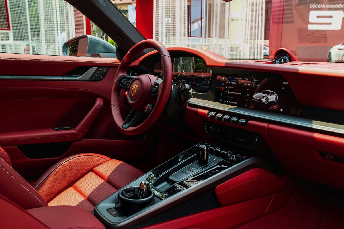 Porsche 911 mới chính thức ra mắt tại Hà Nội, giá thấp nhất 8,87 tỷ đồng
