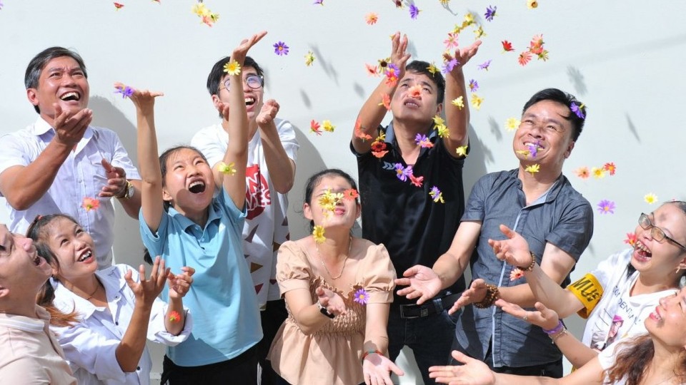 Người khuyết tật biến giấy vụn thành tác phẩm nghệ thuật