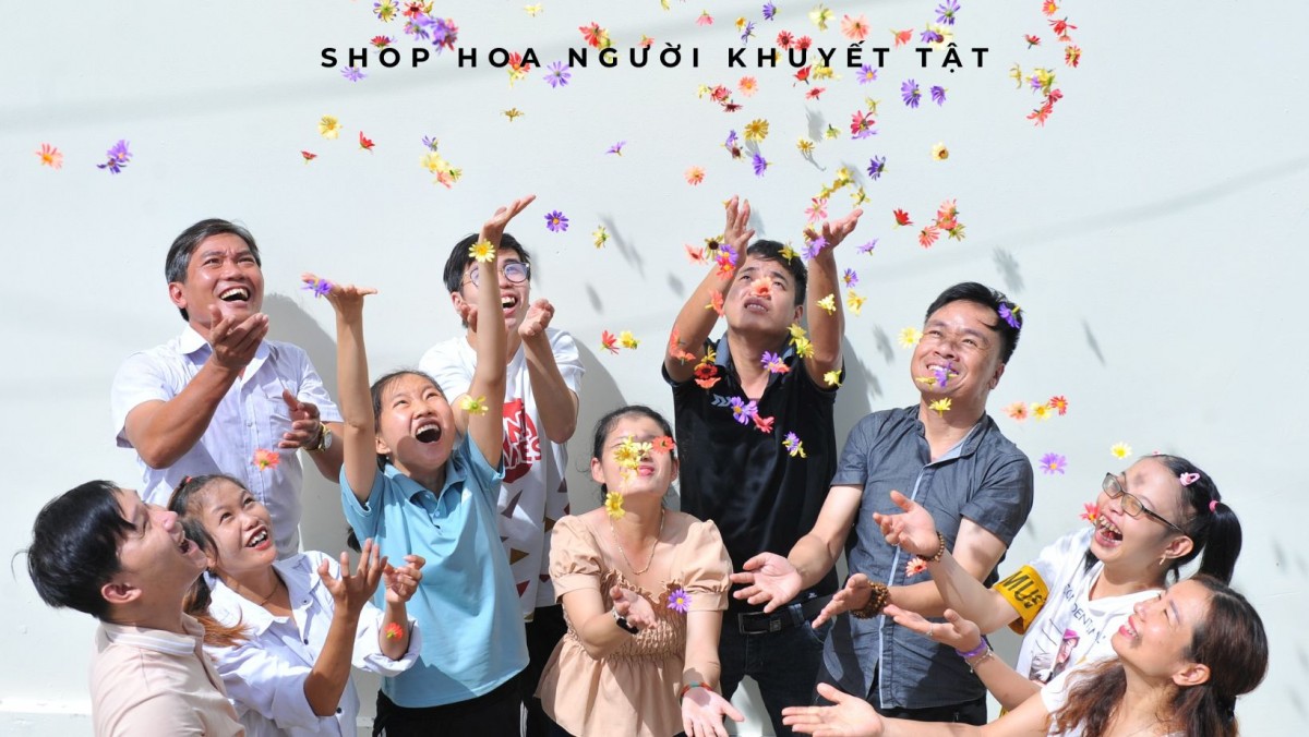 Người khuyết tật biến giấy vụn thành tác phẩm nghệ thuật