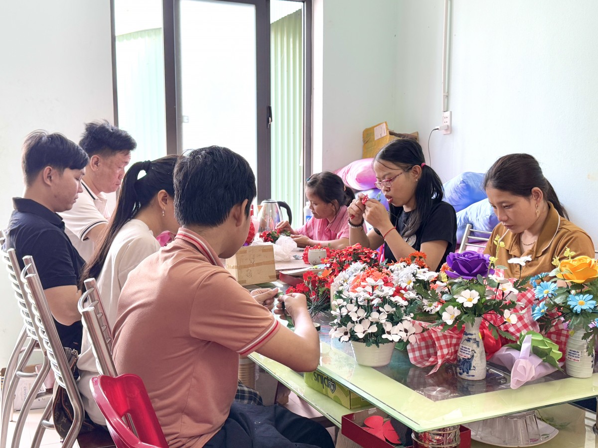 Người khuyết tật biến giấy vụn thành tác phẩm nghệ thuật