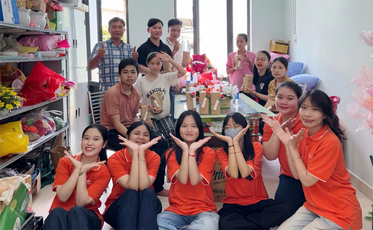 Người khuyết tật biến giấy vụn thành tác phẩm nghệ thuật