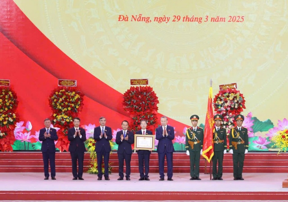 Đà Nẵng đón nhận Huân chương Lao động hạng Nhất nhân kỷ niệm 50 năm giải phóng