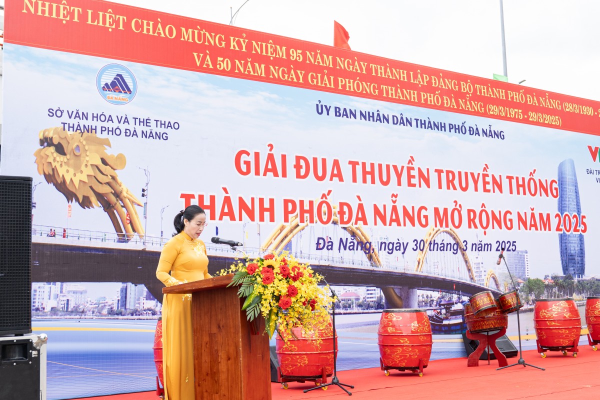 Gần 500 vận động viên đua thuyền tranh tài trên sông Hàn