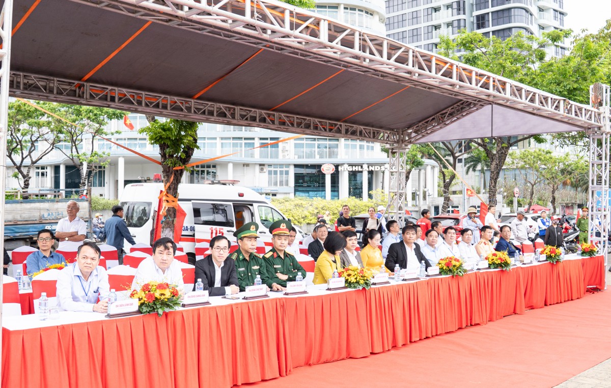 Gần 500 vận động viên đua thuyền tranh tài trên sông Hàn