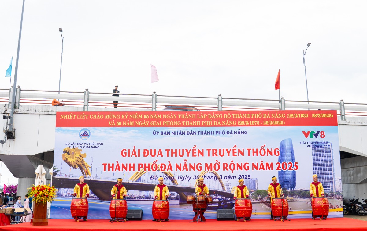 Gần 500 vận động viên đua thuyền tranh tài trên sông Hàn
