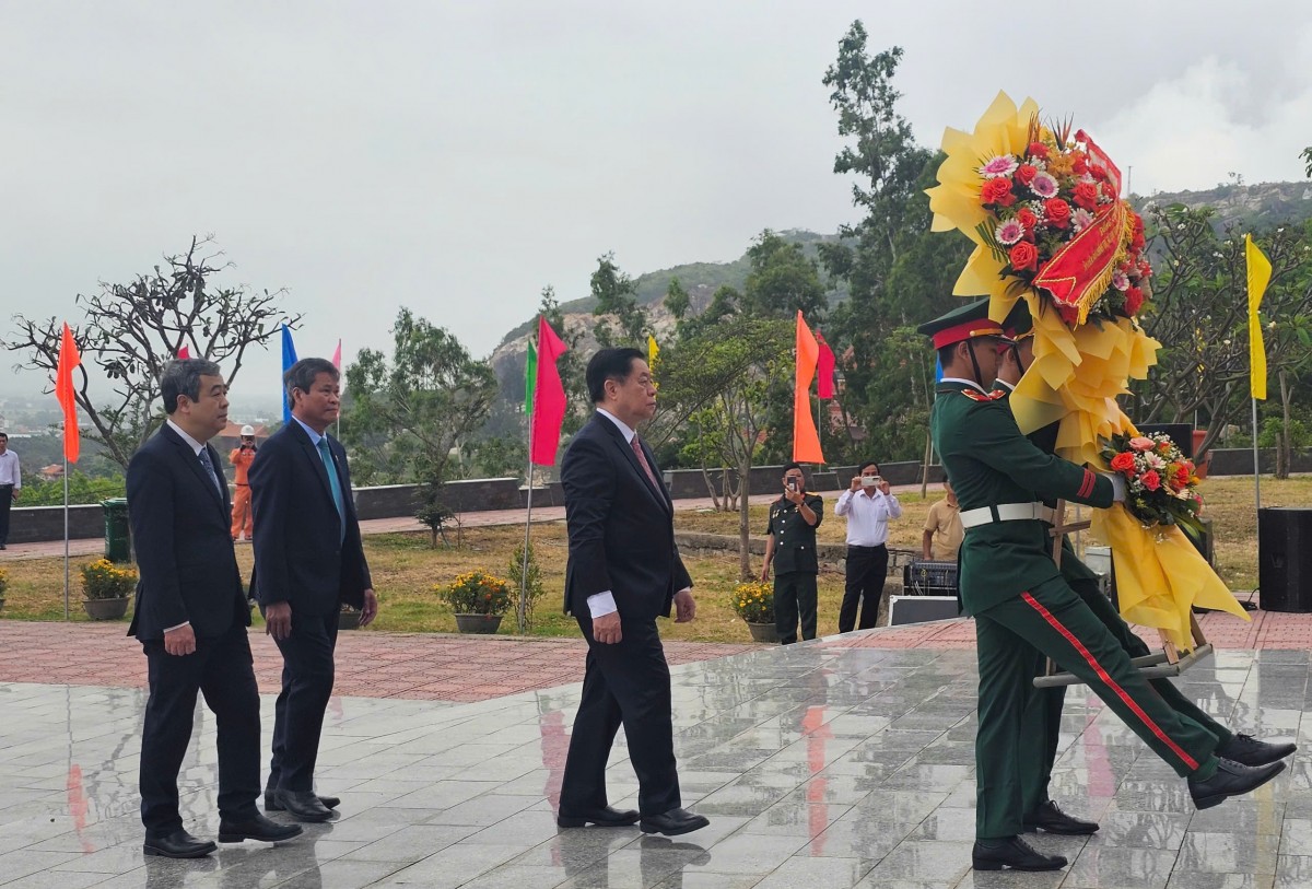 Trao Huân chương Độc lập hạng Ba cho tỉnh Bình Định