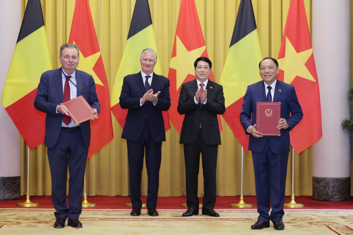 Chủ tịch nước Lương Cường và Nhà vua Bỉ Philippe chứng kiến Bộ trưởng Bộ Văn hóa, Thể thao và Du lịch Nguyễn Văn Hùng và Bộ trưởng, Thủ hiến Vùng Thủ đô Brussels Rudi Vervoort trao đổi văn kiện Chương trình hợp tác giai đoạn 2025 – 2027 giữa Bộ Văn hóa, Thể thao và Du lịch Việt Nam và Vùng Thủ đô Brussels