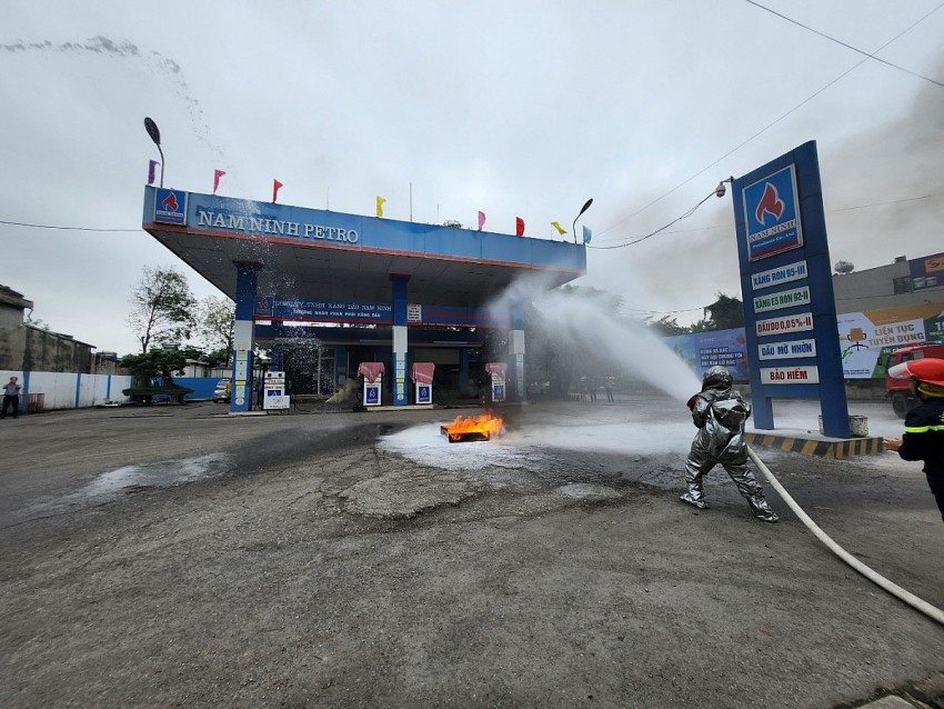 Phun nước dập tắt đám cháy.