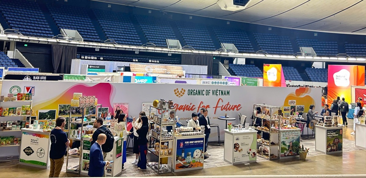 Khách hàng tham quan và tìm hiểu về sản phẩm của Việt Nam tại Hội chợ Natural Products Expo West 2025