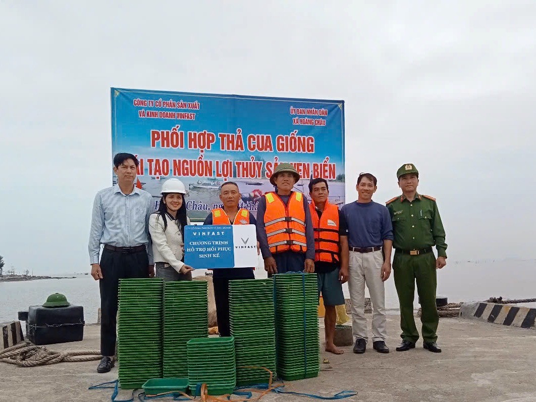 Hải Phòng: Phối hợp cùng doanh nghiệp thả cua giống xuống biển bảo vệ nguồn lợi thủy sản