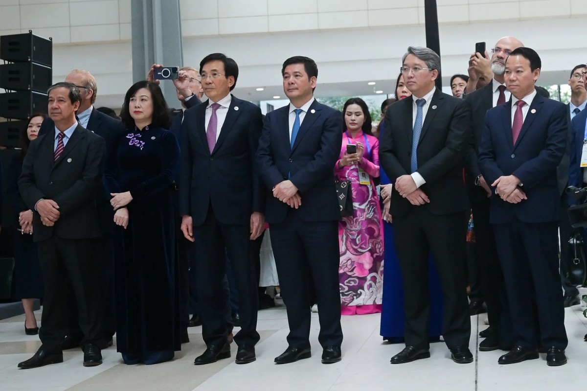 Thủ tướng thăm các gian hàng doanh nghiệp khởi nghiệp xanh tại Hội nghị P4G