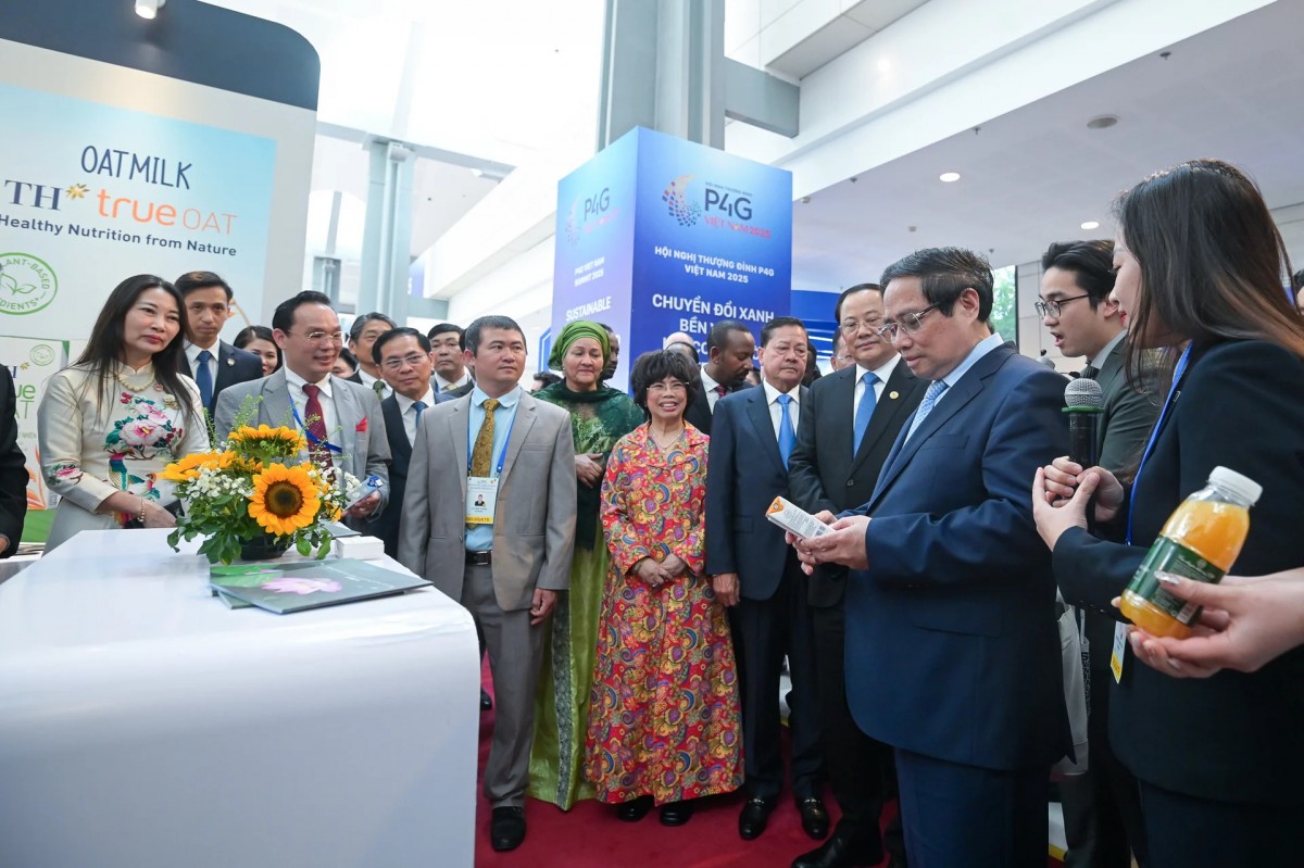 Thủ tướng thăm các gian hàng doanh nghiệp khởi nghiệp xanh tại Hội nghị P4G